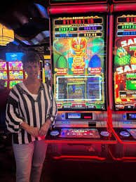 luckyph bingo room interface showing numbered cards and caller display